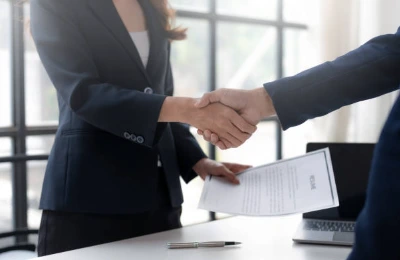 Signature contrat, embauche, réunion de recrutement et intégration professionnelle